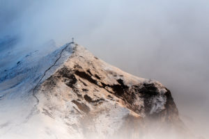 Das Gipfelkreuz des Ladizköpfle (1921m) im Karwendel nahe der Falkenhütte am Winteranfang bei Wolken, Nebel und Schnee Das Gipfelkreuz des Ladizköpfle (1921m) im Karwendel nahe der Falkenhütte am Winteranfang bei Wolken, Nebel und Schnee